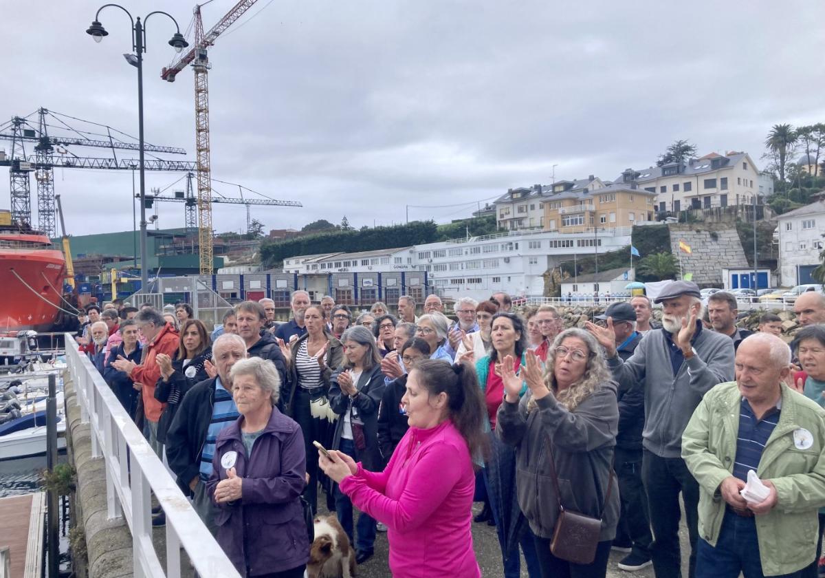 Decenas de personas se concentraron en el puerto deportivo de Figueras en rechazo del nuevo dique .