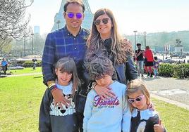 Juan con su mujer, Paula, y sus tres hijos, Elia, Lucas y Elsa.