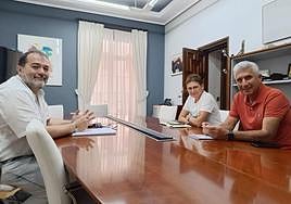 Roberto García, alcalde de Langreo, con la edil Tensi Carmona y el regidor de Sobrescobio, Marcelino Martínez.