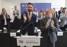 El secretario general del PP, Álvaro Queipo, y el dimisionario portavoz parlamentario, Diego Canga, en una junta directiva el pasado junio.