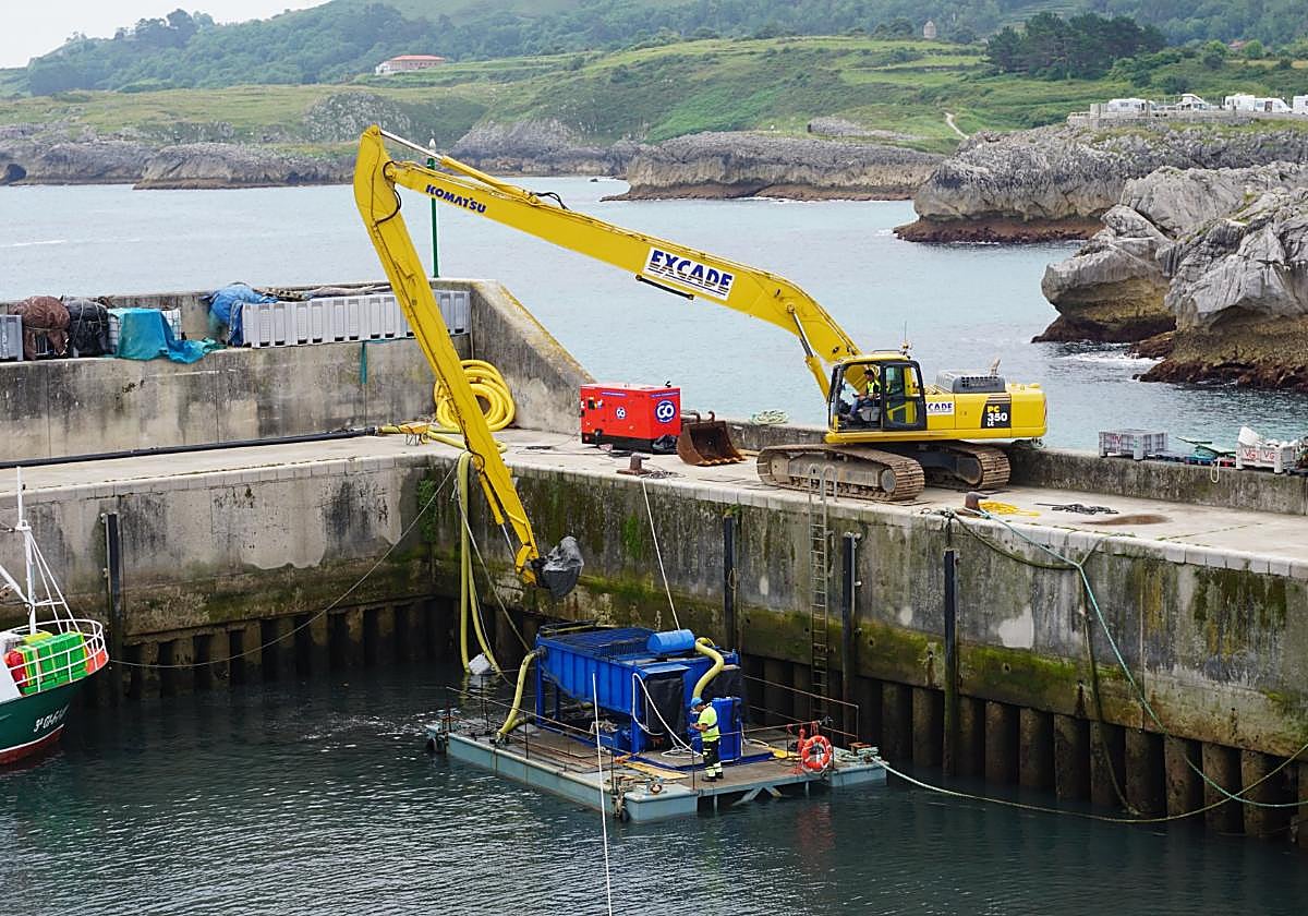 Limpieza de lodos realizada justo antes del verano en Llanes.