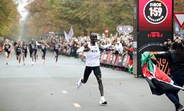 Eliud Kipchoge, tras convertirse en el primer hombre en bajar de las dos horas en una maratón.