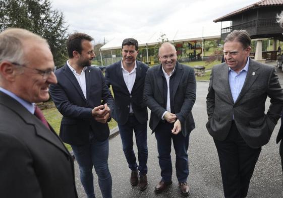 Diego Canga, Álvaro Queipo, Silverio Argüelles, Miguel Tellado y Alfredo Canteli, el pasado mes de abril, en Llanera.