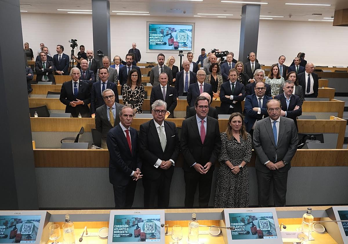 Juan María Vallejo (presidente de la Fele), Juan Manuel Vieites (presidente de la CEG), Antonio Garamendi (presidente de la CEOE), María Calvo (presidenta de la Fade) y José Alberto González-Ruiz (secretario general de la CEOE), con parte de los asistentes al acto en la CEOE.