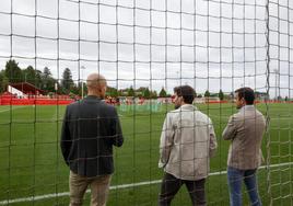 David Guerra, Gerardo García y José Riestra, esta semana, observando el entrenamiento del Sporting en Mareo.