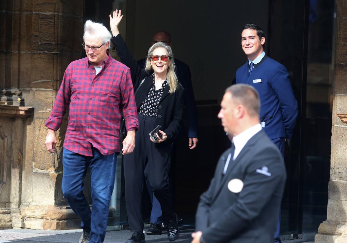 La actriz Meryl Streep, premio Princesa de las Artes, abandona el Reconquista junto a su hermano.