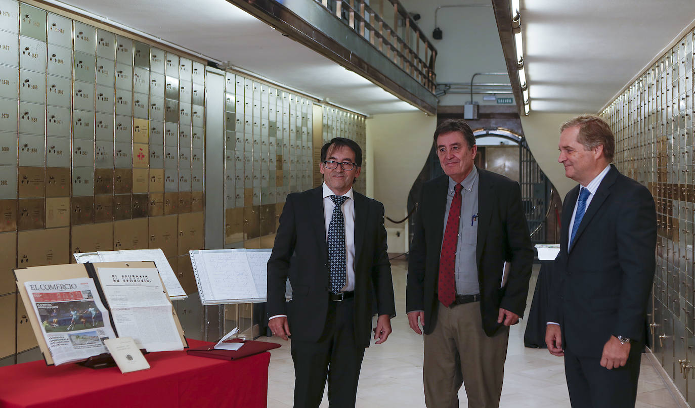 Ángel González, director adjunto de EL COMERCIO, con Luis García Montero e Ignacio Ybarra, ante el legado de EL COMERCIO depositado en la Caja de las Letras.