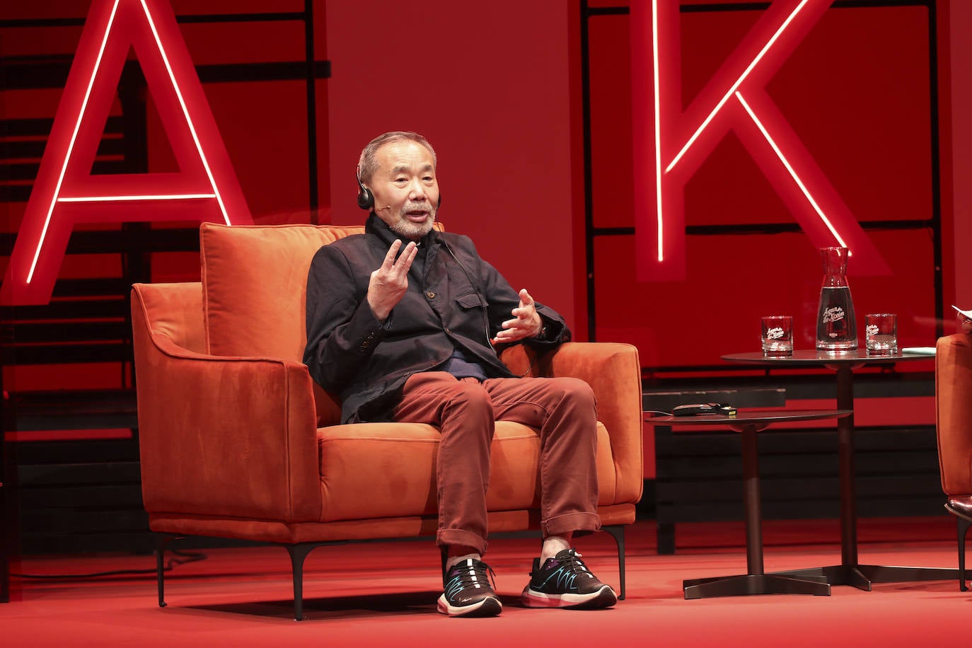 El encuentro en Gijón de Haruki Murakami con clubes de lectura, en fotos