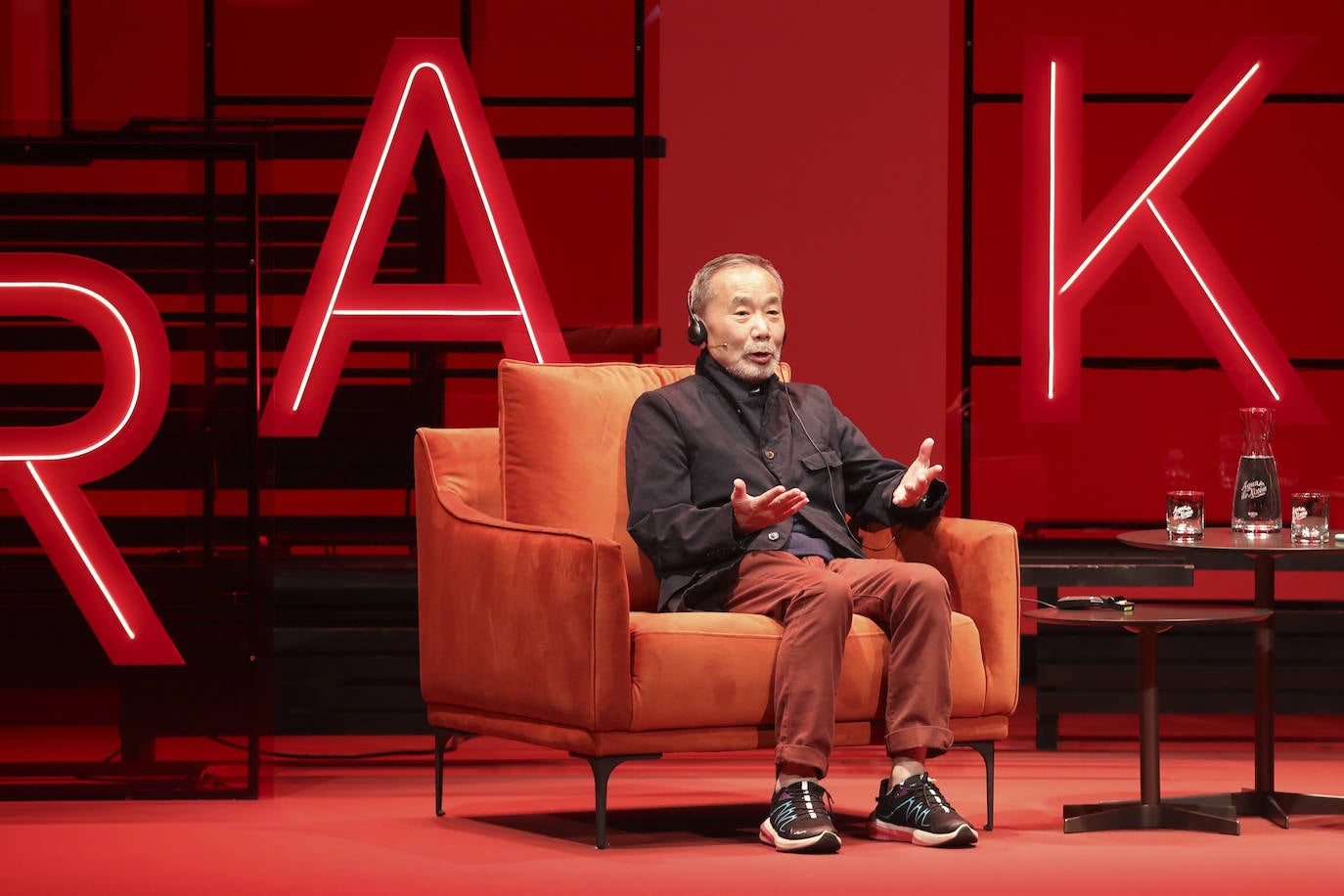 El encuentro en Gijón de Haruki Murakami con clubes de lectura, en fotos