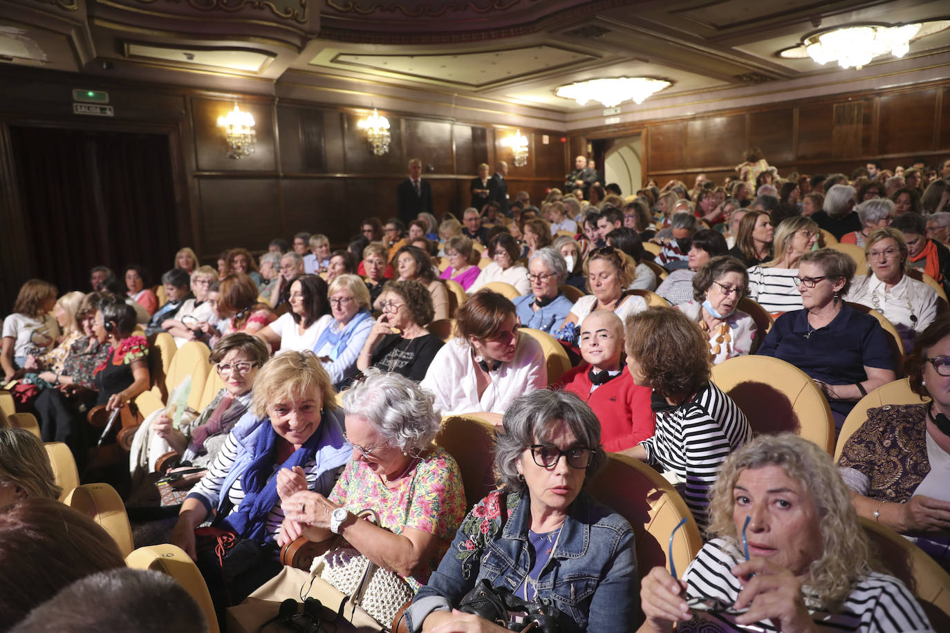 El encuentro en Gijón de Haruki Murakami con clubes de lectura, en fotos