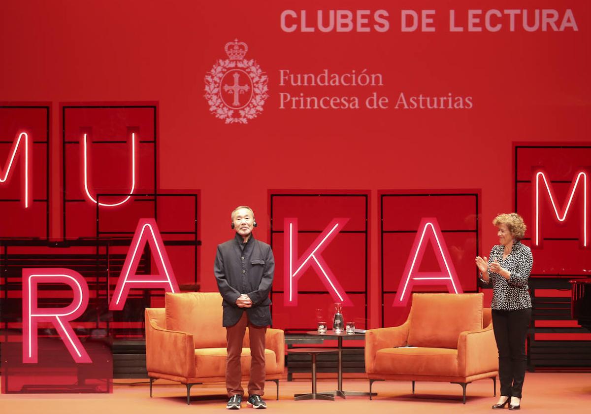 El encuentro en Gijón de Haruki Murakami con clubes de lectura, en fotos