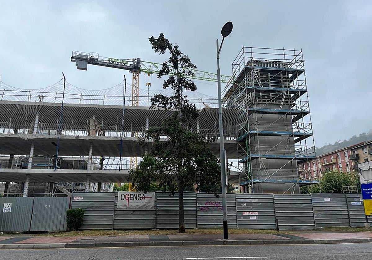 'Esqueleto' del futuro cuartel de la Guardia Civil de Mieres, con las obras otra vez paradas.