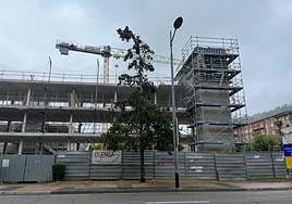 'Esqueleto' del futuro cuartel de la Guardia Civil de Mieres, con las obras otra vez paradas.