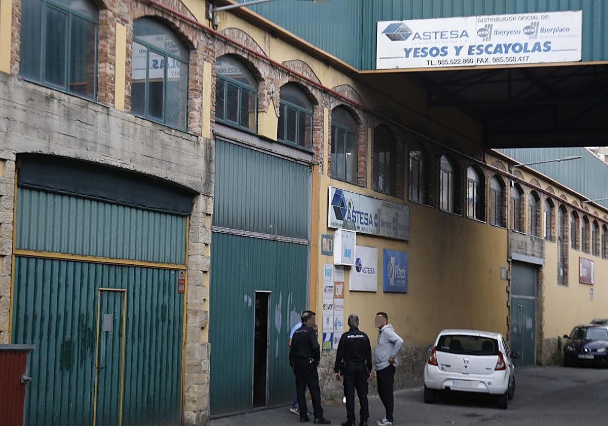 Agentes de la Policía Nacional, ayer a las puertas de la nave del taller en el que se produjo la agresión.