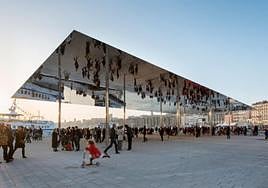Reproducción del pabellón espejo de Norman Foster en la zona del puerto viejo, en la ciudad de Marsella. E. C.