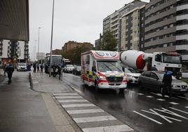 Sanitarios y agentes de la Policía Local de Gijón, en el lugar del accidente.