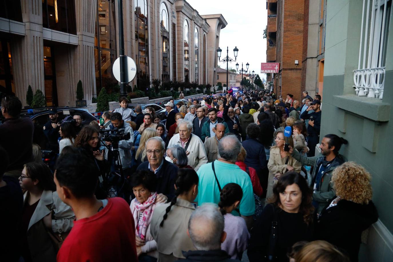 Gran expectación en Oviedo por la llegada de la Familia Real