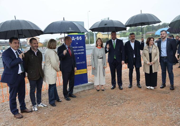 El alcalde de Llanera, Gerardo Sanz; el alcalde de Siero, Ángel García, la delegada del Gobierno, Delia Losa; el presidente de la Junta General, Juan Cofiño; la ministra de Transportes, Raquel Sánchez; el presidente del Principado, Adrián Barbón; el consejero de Fomento, Alejandro Calvo, la diputada Adriana Lastra y el viceconsejero de Infraestructuras, Jorge García.