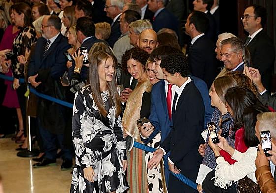 La Princesa Leonor saluda a unos jóvenes asistentes al recital de ayer en el Auditorio.