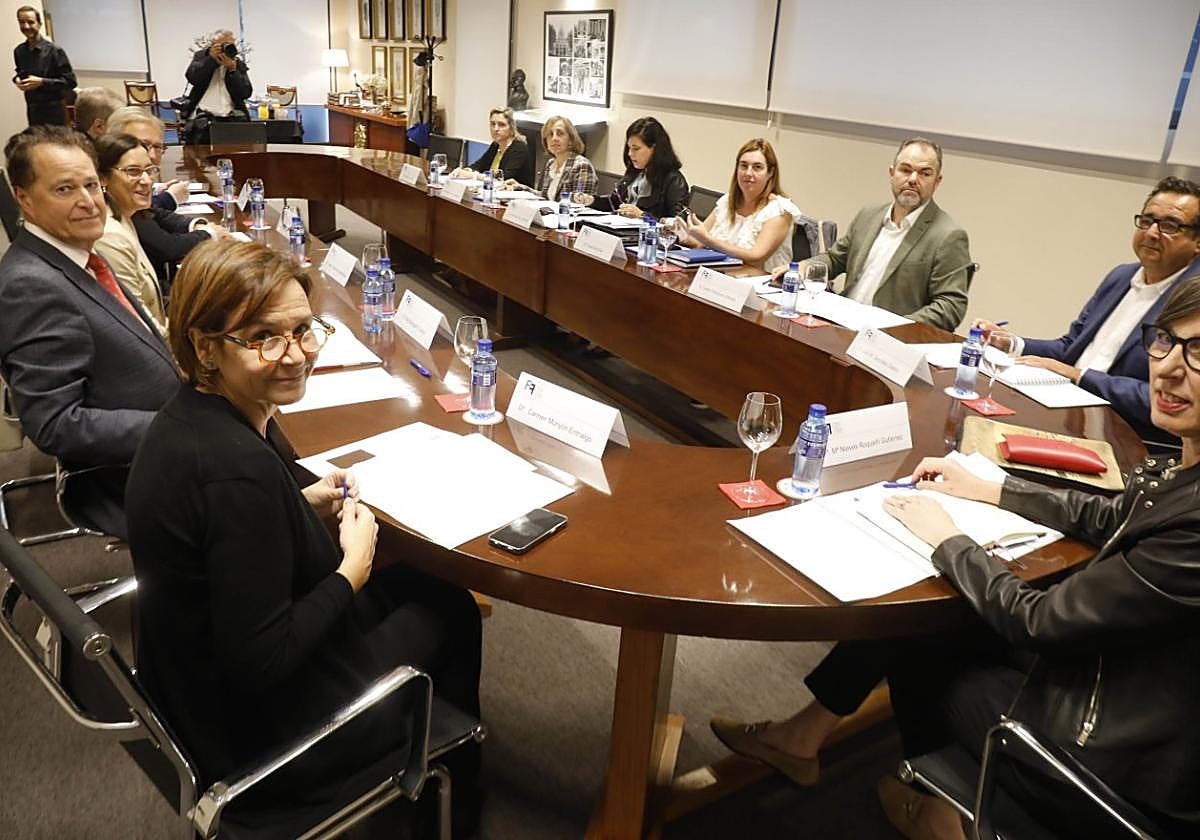 La reunión del consorcio de la Feria fue presidida por la consejera de Transición Ecológica e Industria, Nieves Roqueñí (derecha).