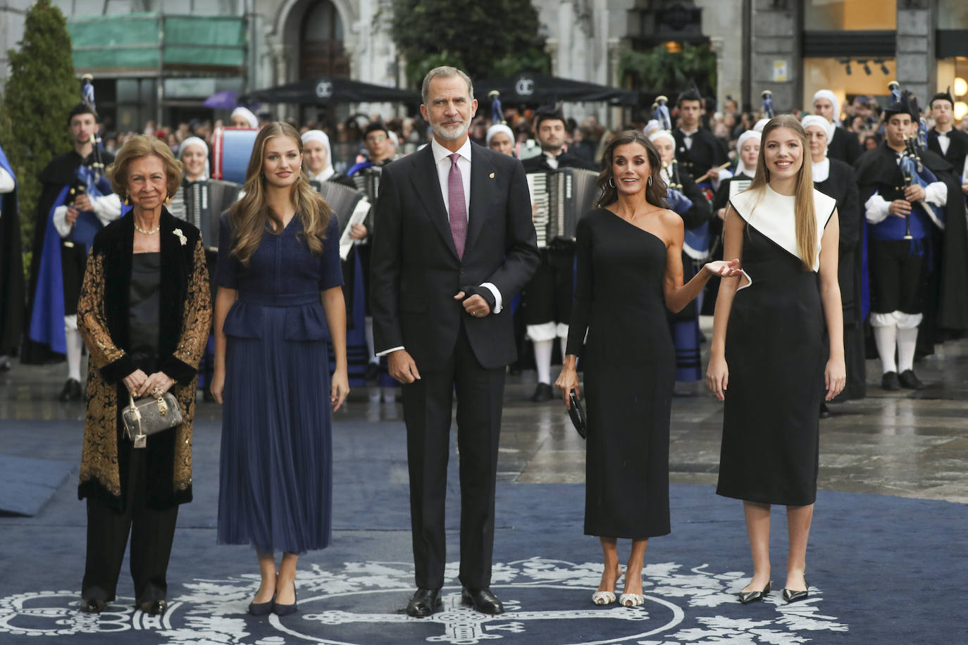 Los tonos oscuros han sido los protagonistas indiscutibles de los estilismos en los Premios Princesa de Asturias 2023. 