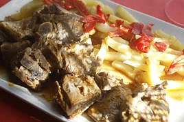 Plato de cabritu con patatines del restaurante Casa Pepito, en Peón
