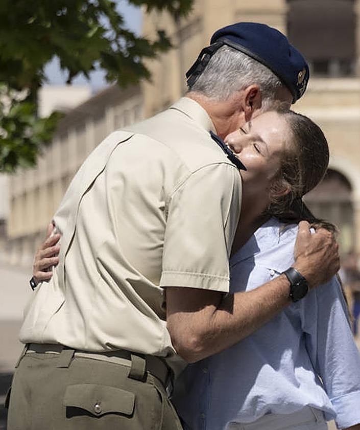 Imagen secundaria 2 - Desenfadado posado familiar este verano en Palma. En Chinchón, de la mano de su hermana. Leonor fue despedida por sus padres a su llegada a la Academia Militar de Zaragoza.