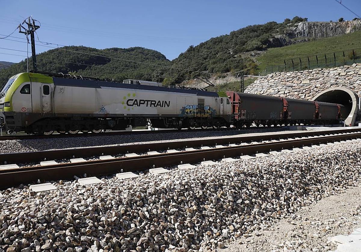 El tren de mercancías (un bobinero con carga real procedente de Arcelor y con destino a Sagunto) que sirvió para el simulacro de seguridad del pasado 26 de septiembre, en la boca sur del túnel base de Pajares, en Pola de Gordón.