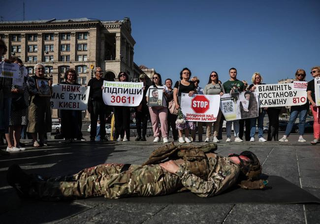 Familiares de soldados ucranianos fallecidos en la guerra piden que se cree un monumento en su memoria, en una plaza de Kiev.