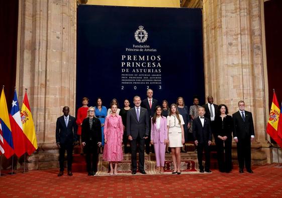 En primera fila, Eliud Kipchoge (Deportes), Meryl Streep (Artes), la Princesa Leonor, los Reyes de España, la infanta Sofía, Haruki Murakami (Letras) y los científicos Bonnie L. Bassler y Peter Greeberg (Investigación). Detrás de ellos, Maria Ordine y Rosalia Broccolo (hermana y compañera de Lucio Ordine, Premio de Ciencias Sociales), Kavita Singh, Juliana Quintero, Luis Pizarro y Marie-Paule Kieny, de la Iniciativa Medicamentos para Enfermedades Desatendidas (Cooperación Internacional) y Elisabeth Alexandra Löwenstein, Amina Swedi y Panji Kajani, de Mary's Meals (Concordia). No pudo asistir Emmanuel Carrère, que recogerá el premio de Hélène Carrere (Conunicación y Humanidades).