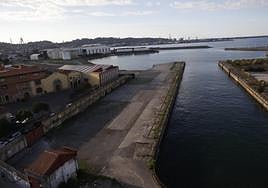 Terrenos del antiguo astillero de Naval Gijón.