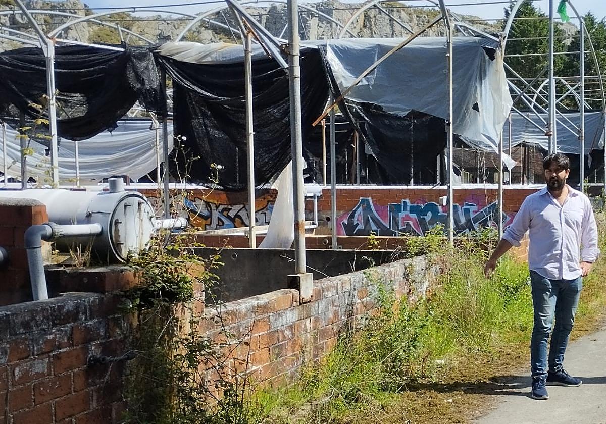 El alcalde de Llanes, Enrique Riestra, en las instalaciones de la antigua piscifactoría de Cuevas del Mar.