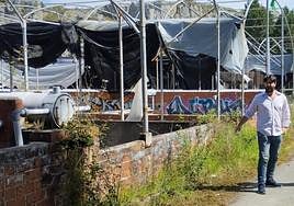 El alcalde de Llanes, Enrique Riestra, en las instalaciones de la antigua piscifactoría de Cuevas del Mar.