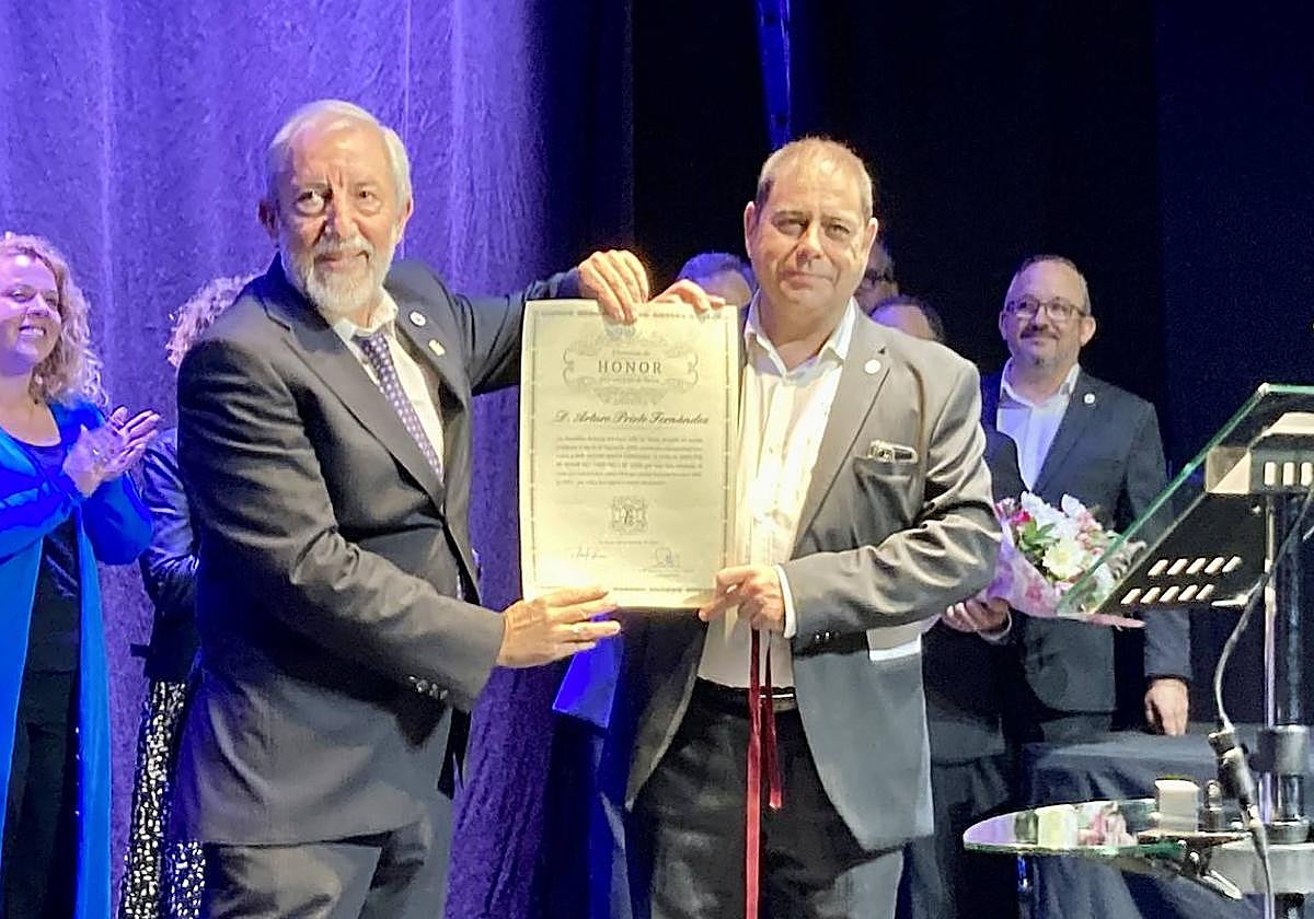 Navia se rinde a Arturo Prieto por «transmitir el amor por la música»