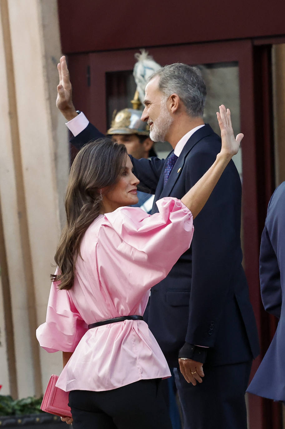 La Reina hizo con su camisa en color chicle un guiño al día contra el cáncer de mama que se celebró ese mismo 19 de octubre.