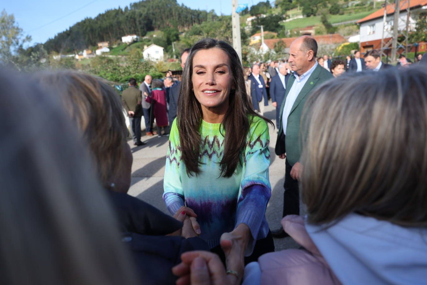 La Reina Letizia también ha dejado su melena suelta y ha lucido un jersey de punto de la marca Psophia y Tie Dye en tonos verdes y morados. La prenda cuesta unos 265 euros