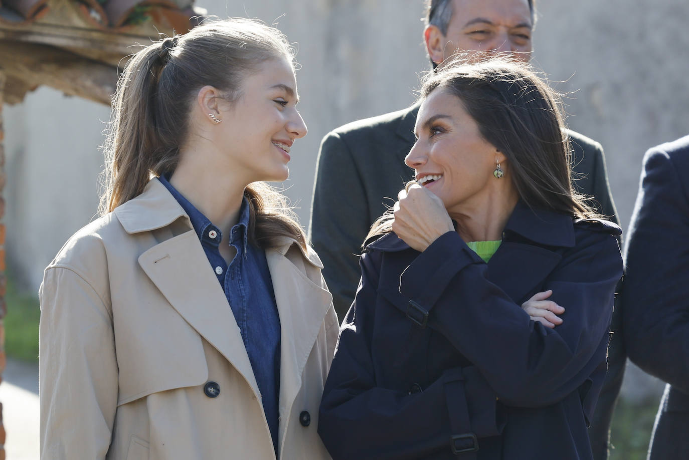 La Reina ha lucido unos pendientes muy especiales, que no son los triples aro rosados con diamantes con los que llegó a Arroes. Allí le regalaron unos pendientes muy representativos de la Comarca de la Sidra. Se trata de un diseño que consta de una pieza con una manzana y otra con una botella de sidra. 