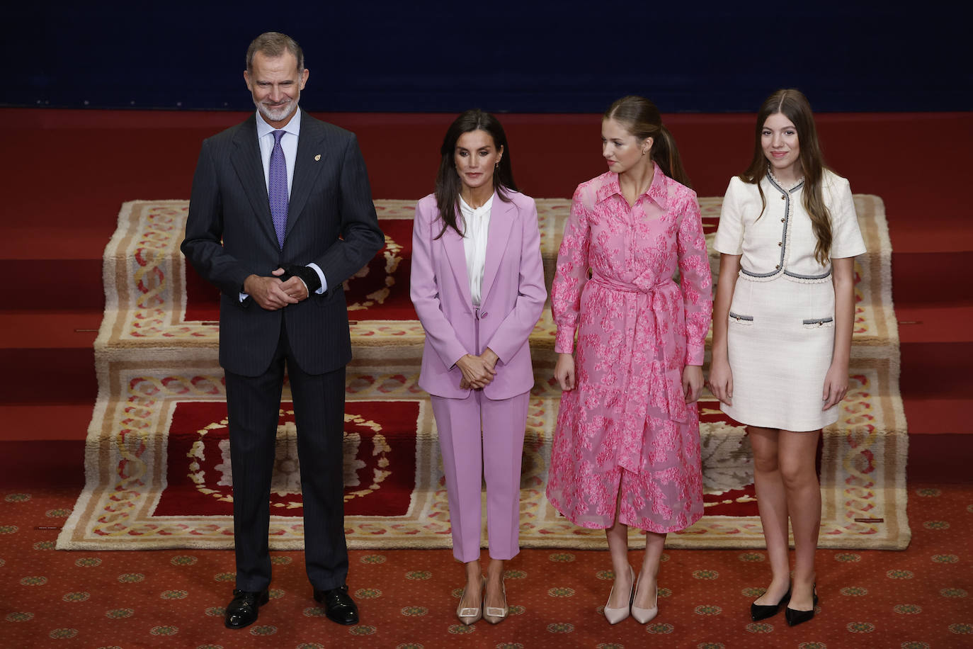 La reina Letizia y la infanta Sofía llevaron la melena suelta, mientras que la Princesa se decantó por una coleta.