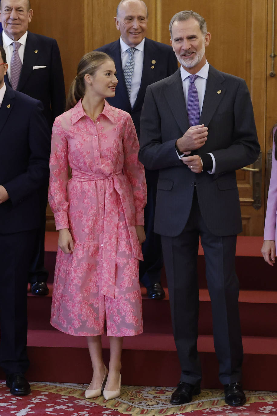 Don Felipe, muy elegante, utilizó un traje gris de raya diplomática y una corbata de un tono similar al conjunto de la reina Letizia.