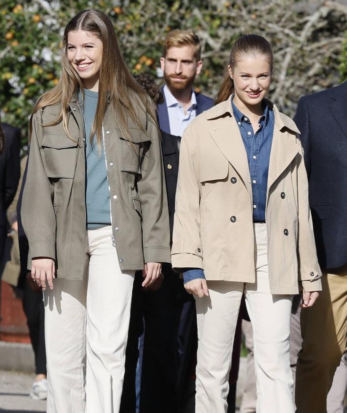 Imagen secundaria 2 - La Reina Letizia sorprende en Villaviciosa con un colorido jersey &#039;tie dye&#039;: los looks de la Familia Real