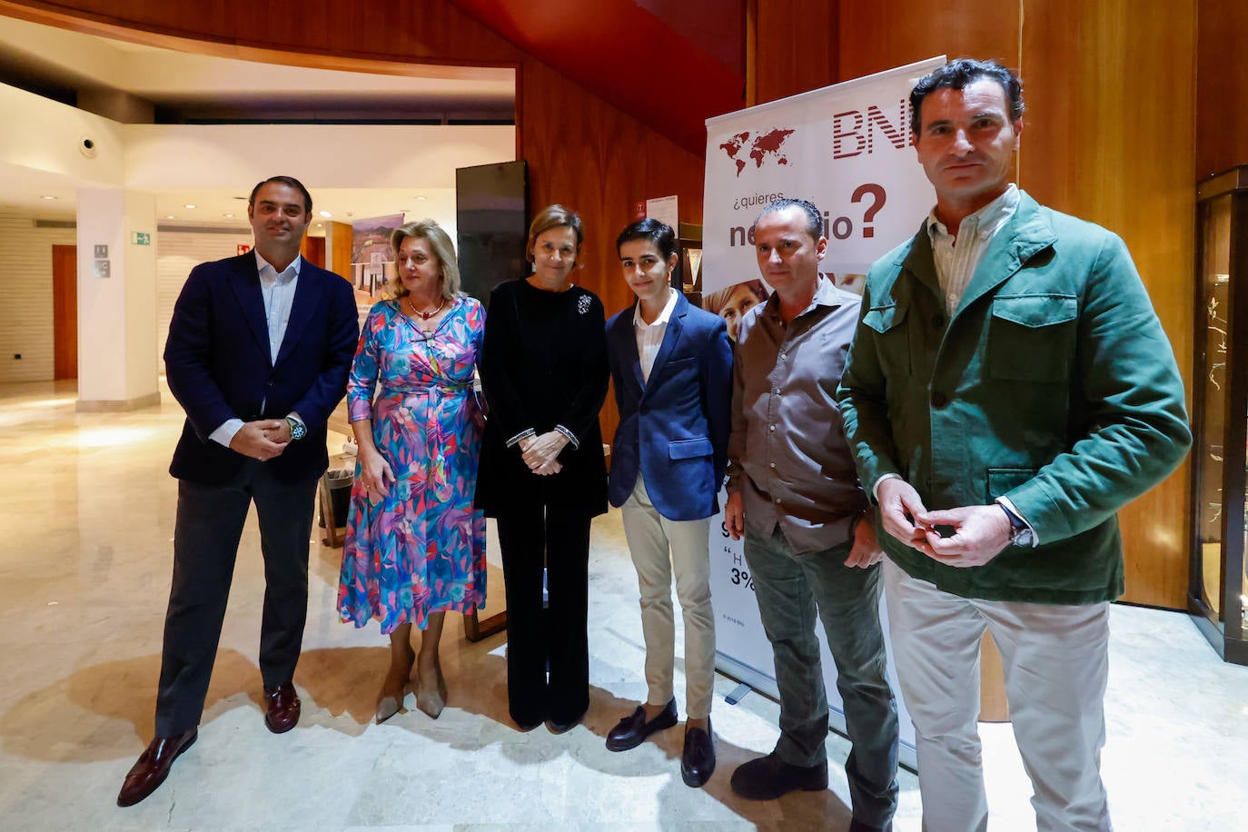 El empresario Carlos Zúñiga, la presidenta de la federación taurina, Maritina Medio, la alcaldesa Carmen Moriyón, el novillero Manuel Román, junto a su padre, también Manuel Román y el edil Jorge González-Palacios.
