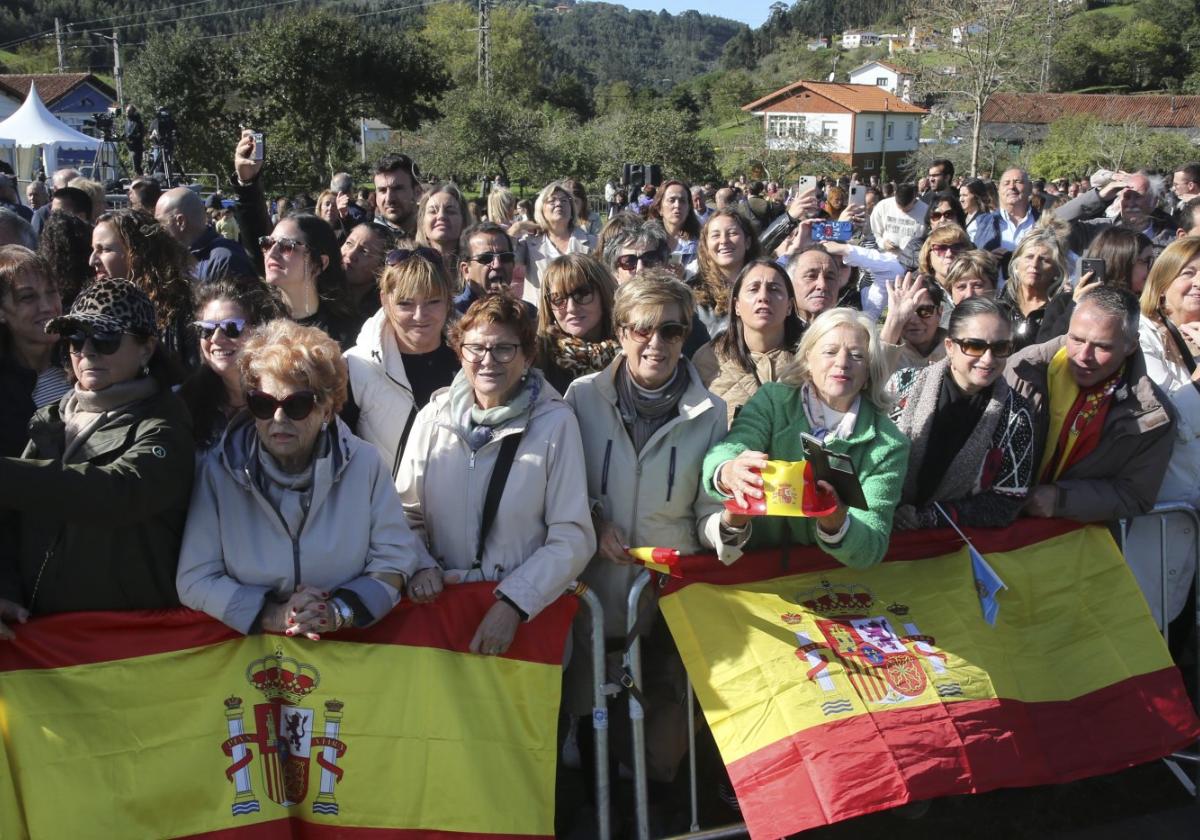 Vecinos detrás de las vallas de seguridad para ver a los Reyes.