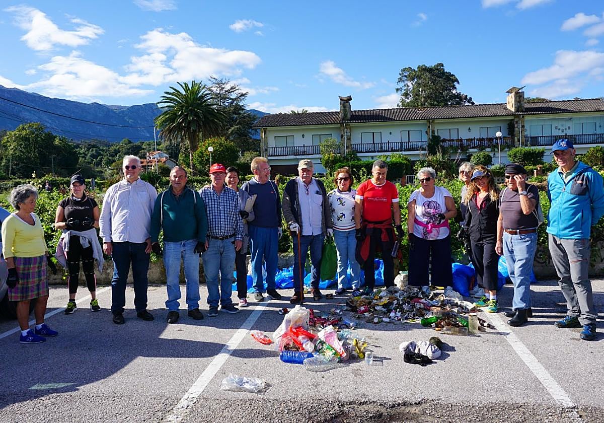 Los voluntarios, reunidos por la Cofradía, se encargaron de retirar y clasificar los 49 kilos de residuos.
