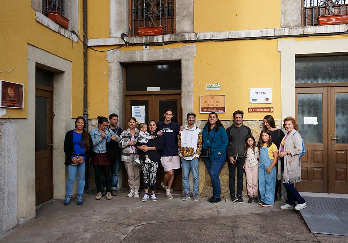 Los participantes del encuentro ante El Prial.