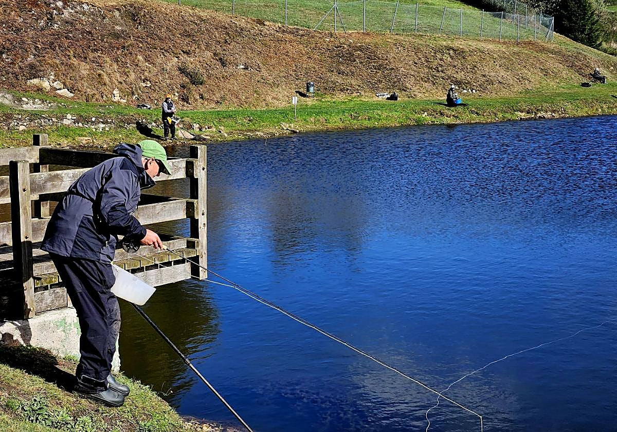 Uno de los pescadores inscritos en el Encuentro Nacional de Pesca a Mosca por parejas del Arenero.