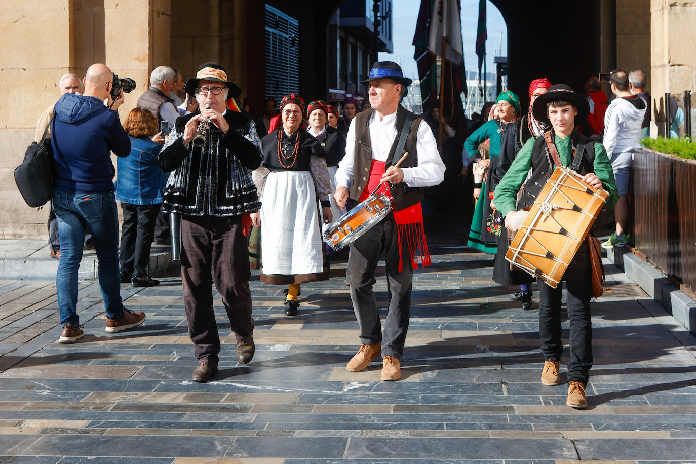 Desfile de pendones para fortalecer los lazos entre Gijón y León