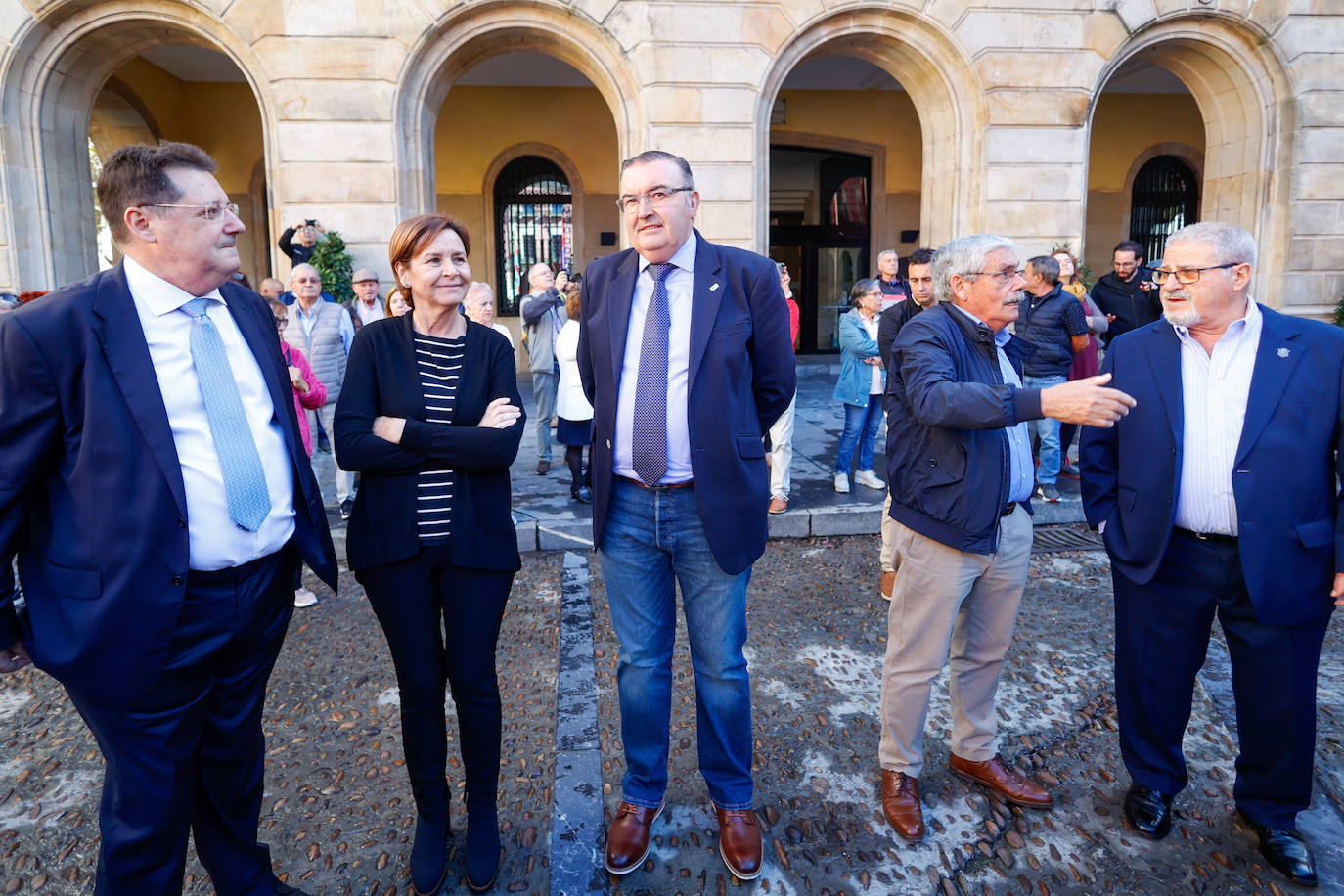 Desfile de pendones para fortalecer los lazos entre Gijón y León