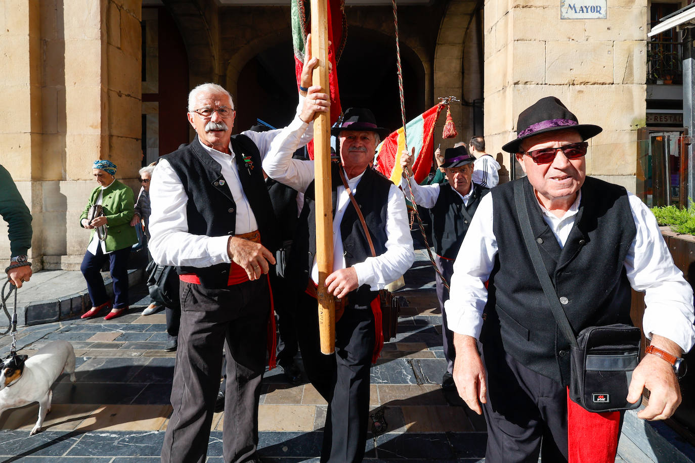 Desfile de pendones para fortalecer los lazos entre Gijón y León