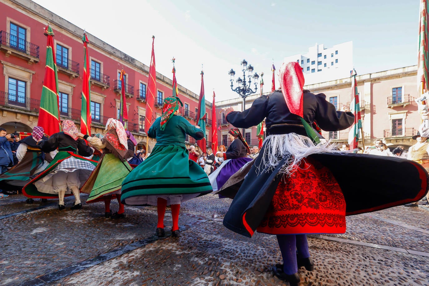 Desfile de pendones para fortalecer los lazos entre Gijón y León