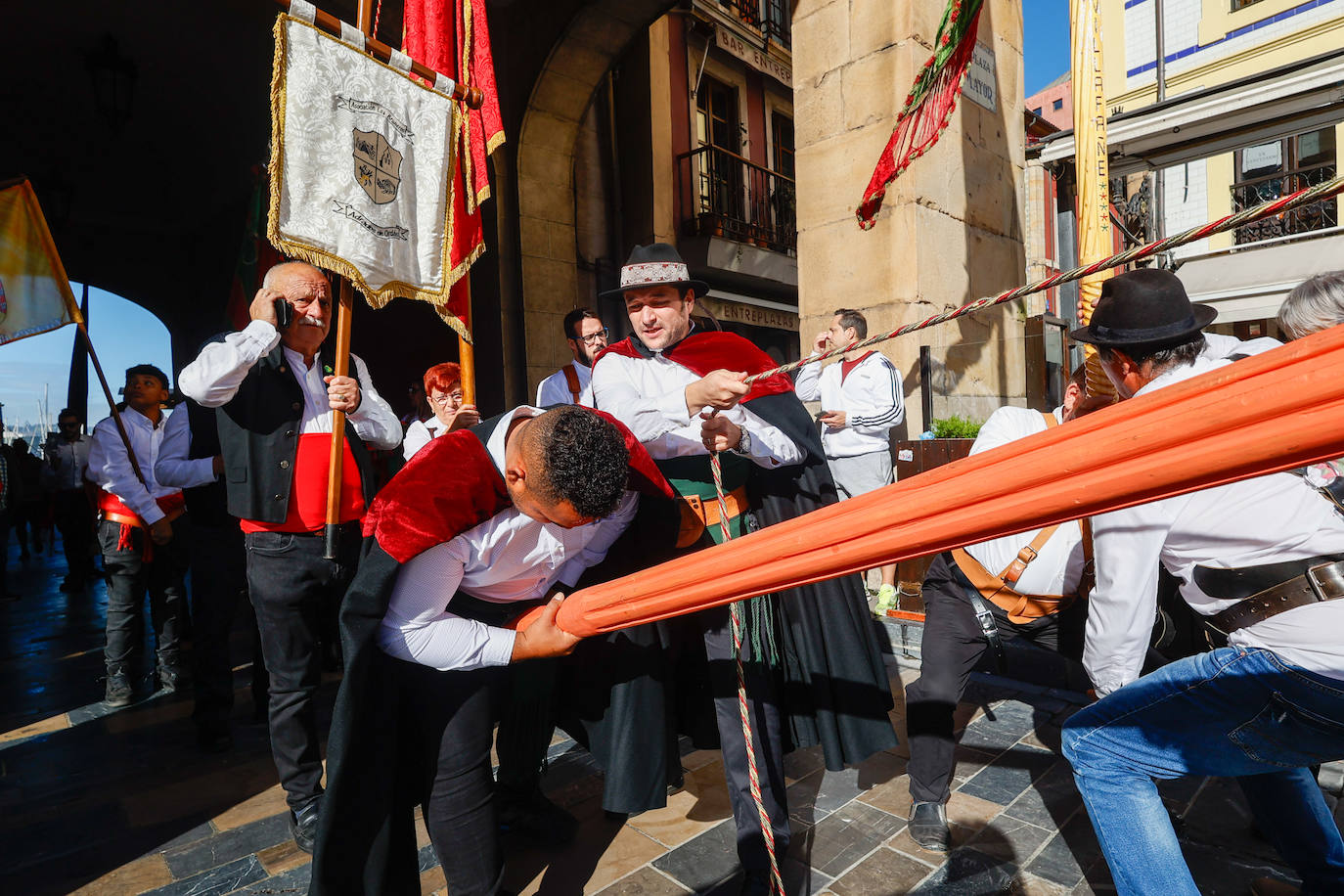 Desfile de pendones para fortalecer los lazos entre Gijón y León